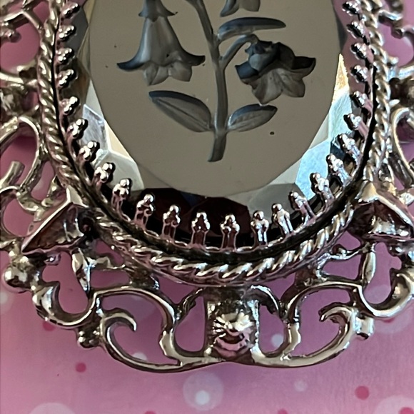 Vintage unsigned Whiting and Davis reverse intaglio silvertone filigree brooch - Picture 6 of 8